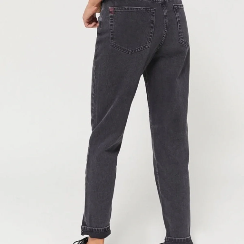 Urban Outfitters Cropped BDG Mom jeans in black with raw hem size 27 - Picture 2 of 6